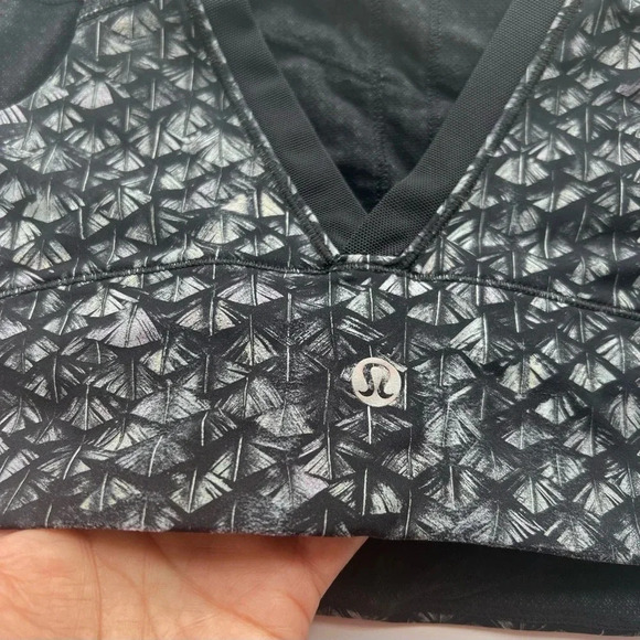 Lululemon Featherlight Bra Size 8 - Picture 7 of 10